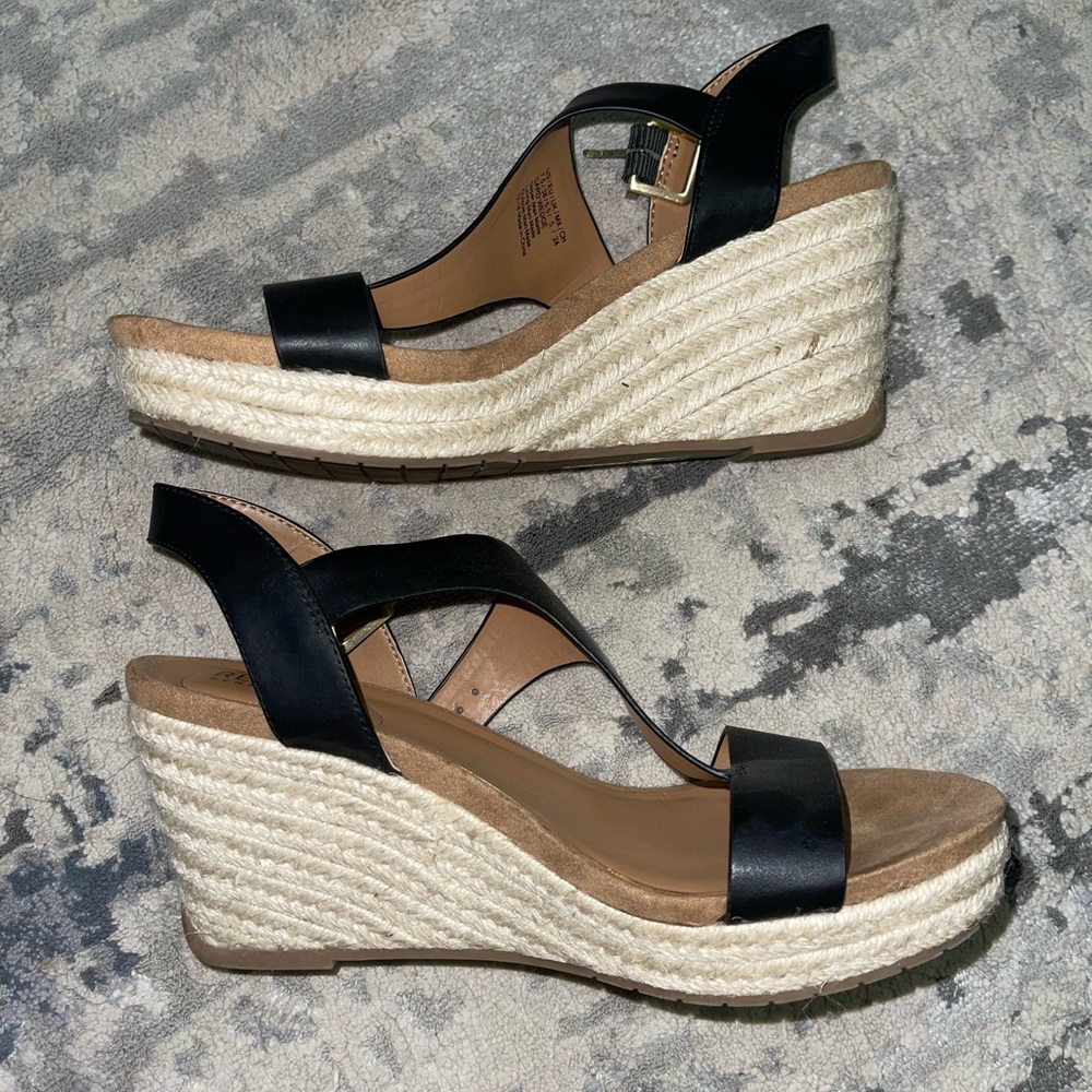 Kenneth Cole Reaction Card Wedge sandals - size 7.5 (EUC)
